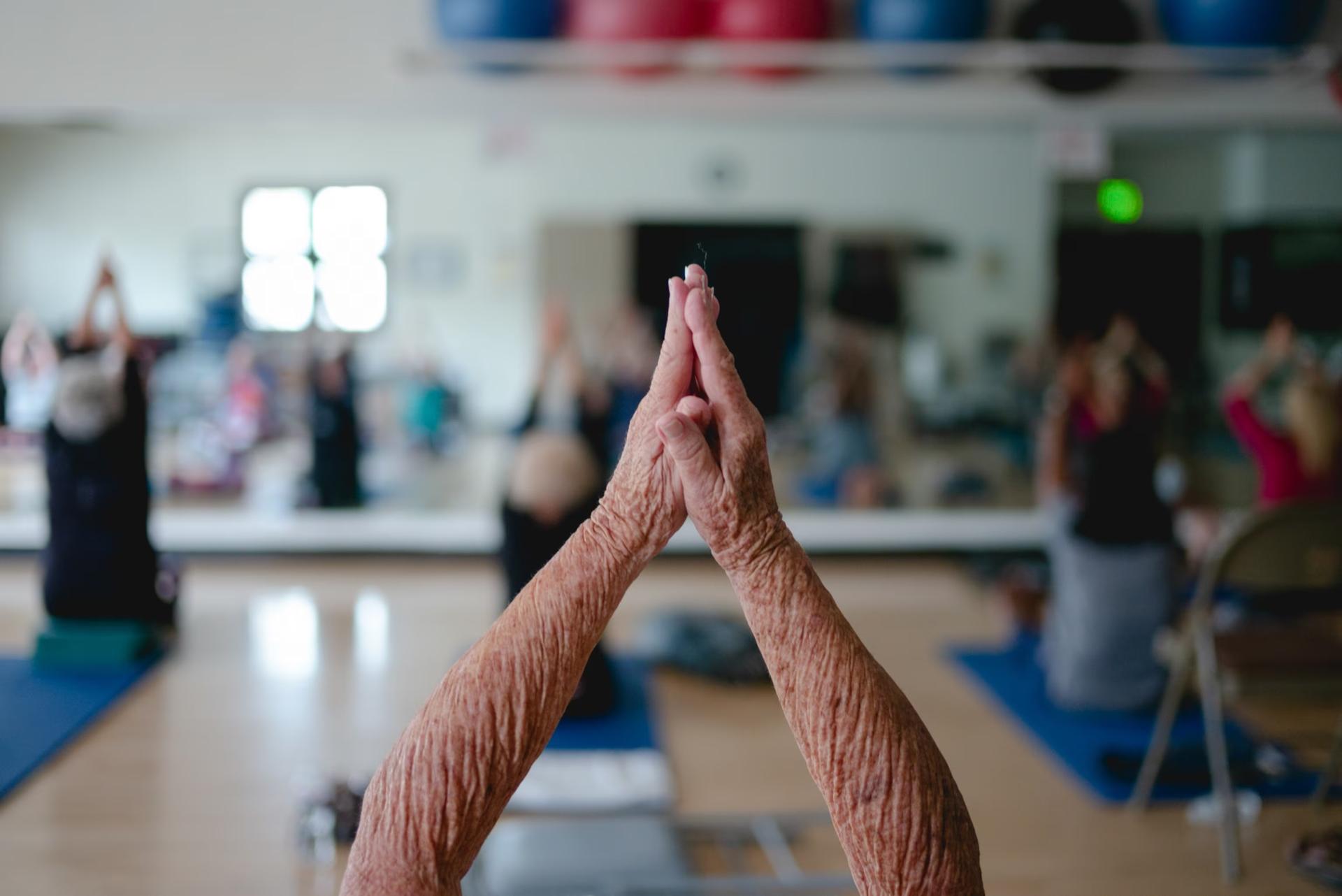 Lasciate stare integratori e crioterapia: gli esperti dicono che il miglior accorgimento per aggiungere anni alla vostra vita è l'esercizio fisico. Per esempio, la ricerca mostra che lo yoga può aiutare l'invecchiamento cellulare, la mobilità, l'equilibrio, la salute mentale e la protezione dal declino cognitivo.