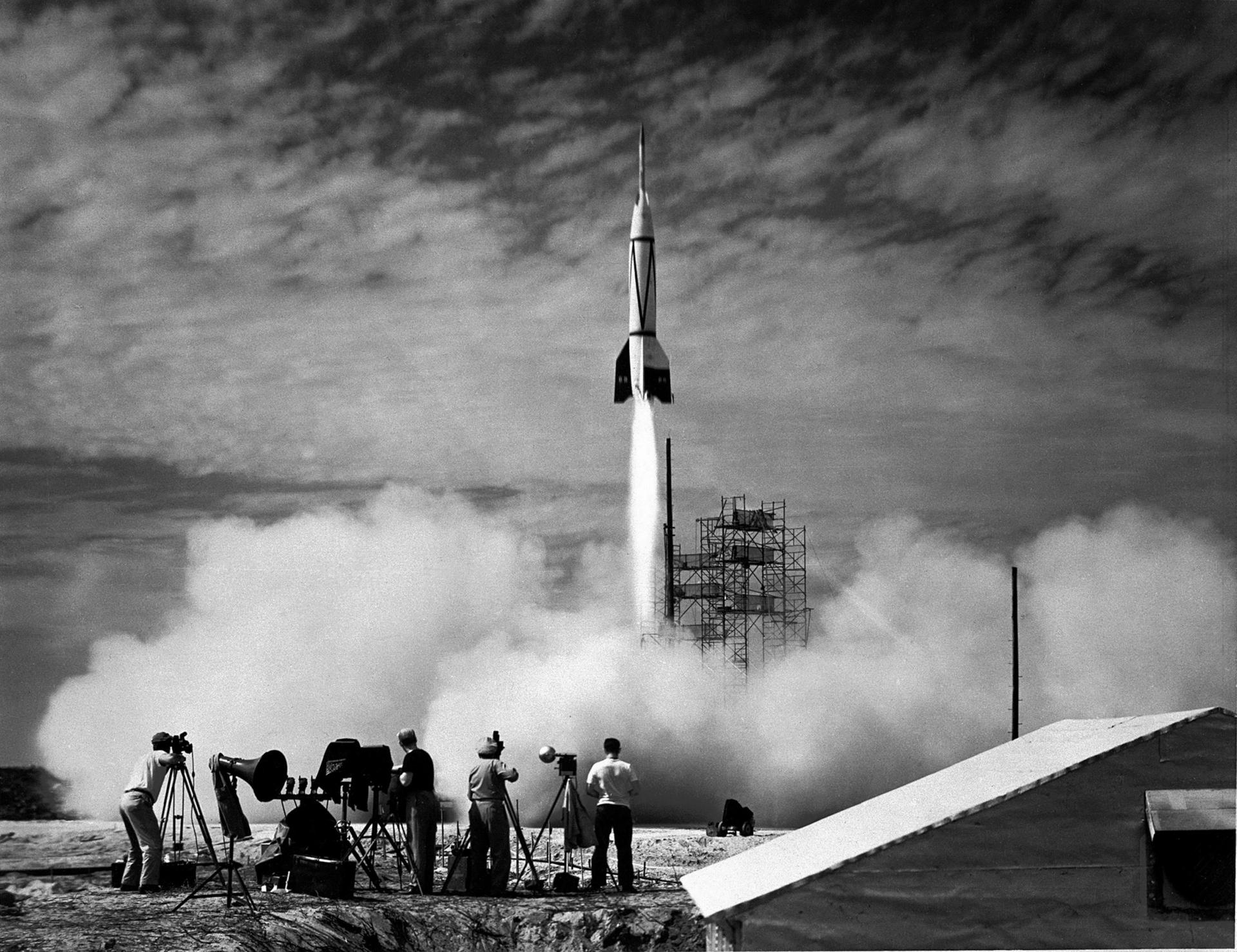 Il primo test statunitense su un missile V2 tedesco sequestrato nel 1946. Alla fine della Seconda Guerra Mondiale, iniziò una gara tra Stati Uniti e URSS per recuperare il maggior numero possibile di V2 e di personale.