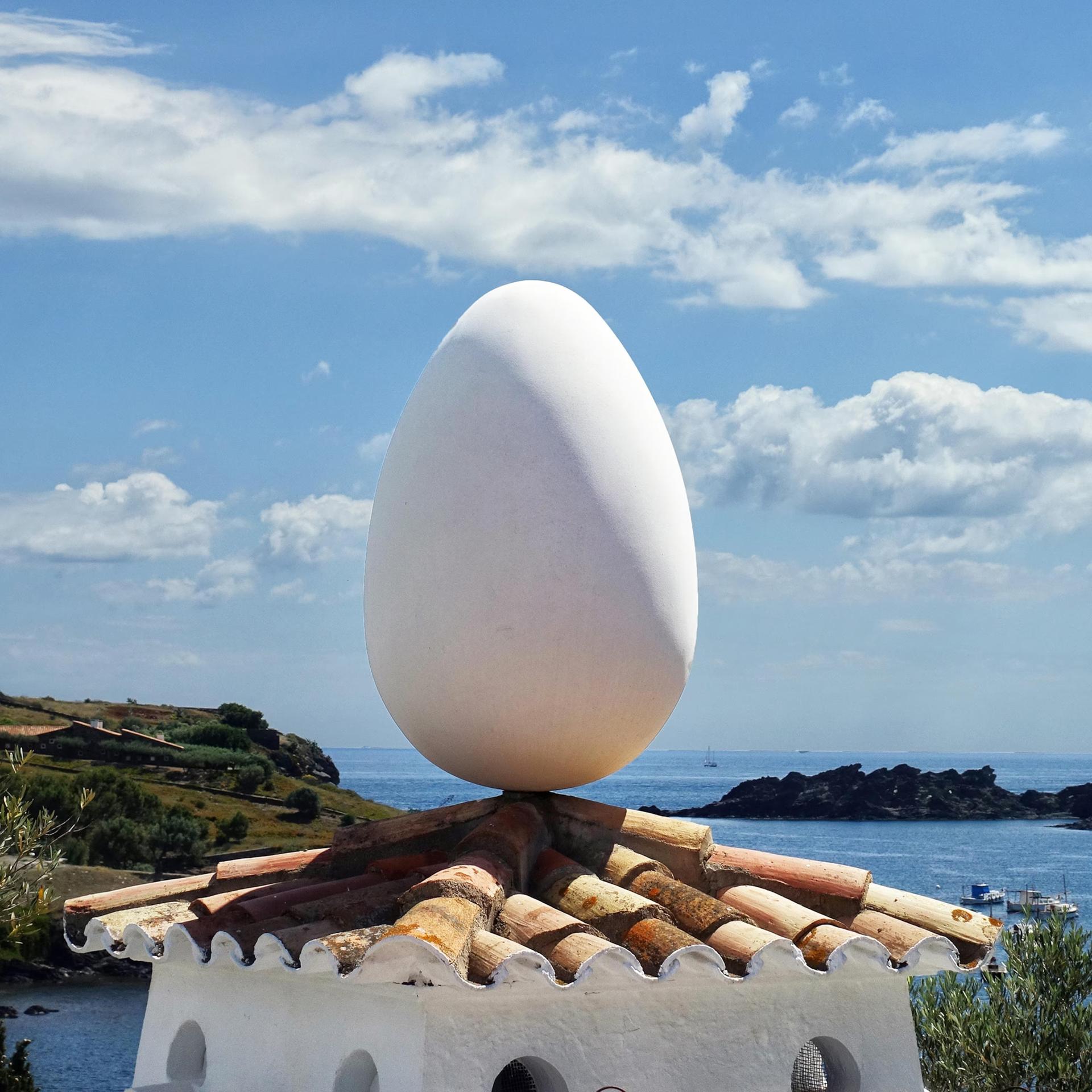 Girando per i luoghi legati a Salvador Dalí si possono incontrare anche diverse sculture all'aperto del famoso surrealista, come quest'uovo a Port Lligat.