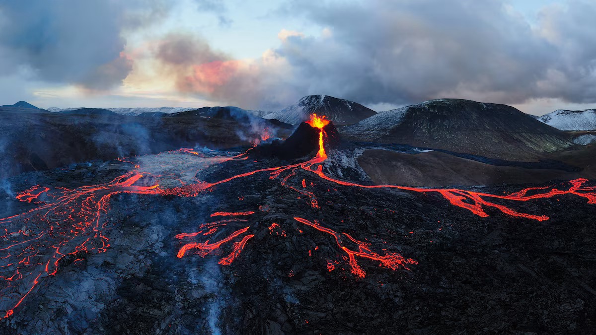 Le colate di lava creano un disegno che evoca una mappa sulle rocce nere basaltiche del vulcano islandese Fagradalsfjall, che ha eruttato nel marzo 2021 per la prima volta in quasi 800 anni.